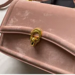 boucle dorée sur sac à main