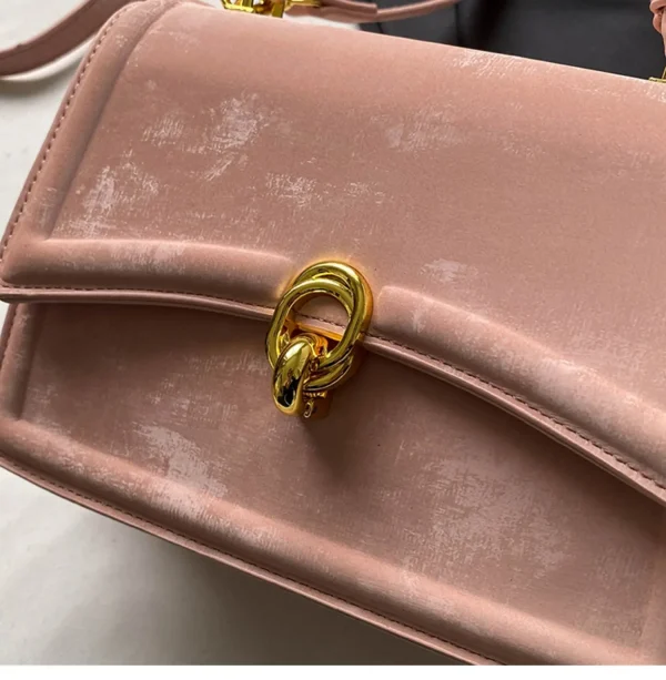 boucle dorée sur sac à main