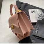 sac à main rose avec finition dorée