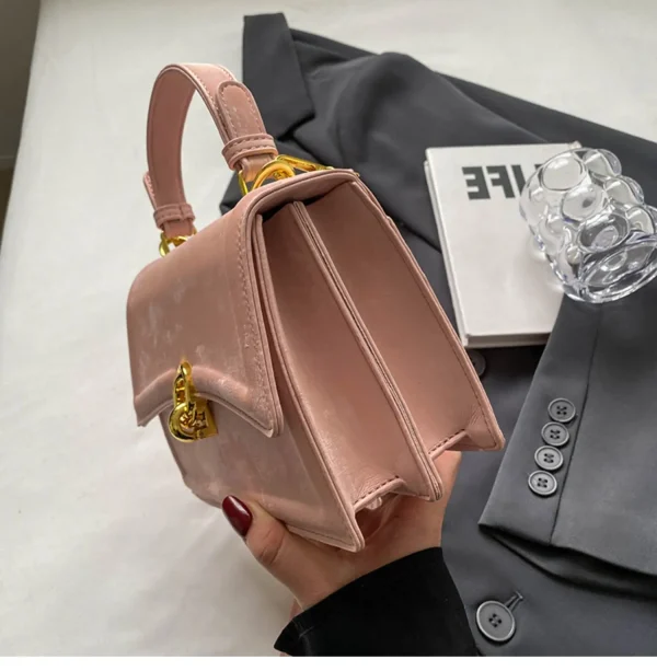 sac à main rose avec finition dorée