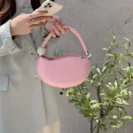 sac à main stylé demi-lune rose poudré