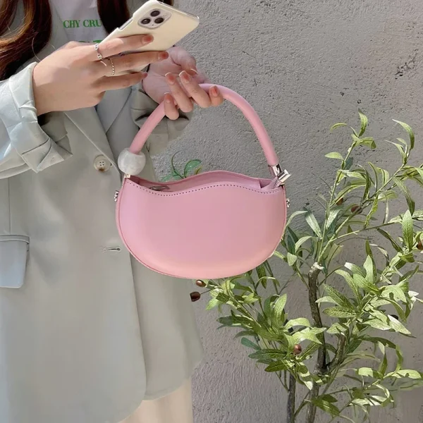 sac à main stylé demi-lune rose poudré
