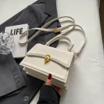 sac en velours rose avec allure chic