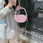 sac demi-lune rose poudré avec poches