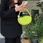 sac à main demi-lune pratique rose poudré