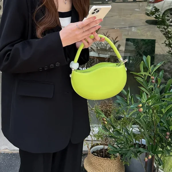 sac à main demi-lune pratique rose poudré