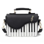 Un sac noir et blanc avec un clavier de piano dessus