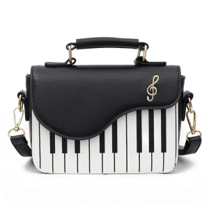 Un sac noir et blanc avec un clavier de piano dessus