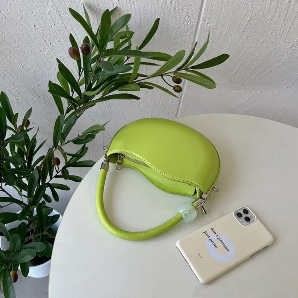 sac demi-lune rose poudré sensible aux tendances