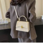 sac à main rose à pompon doré