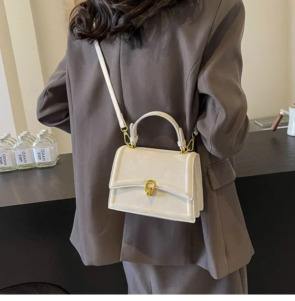 sac à main rose à pompon doré