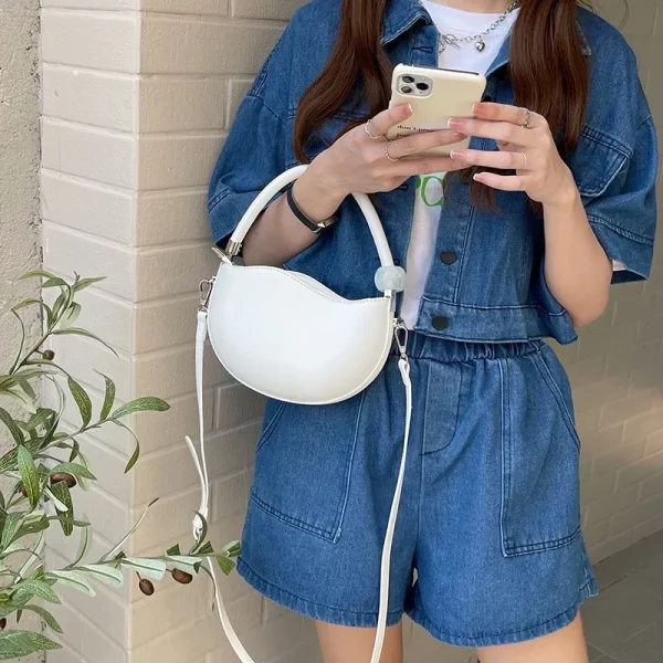 sac à main demi-lune en vegan rose poudré