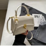 sac à main design en velours