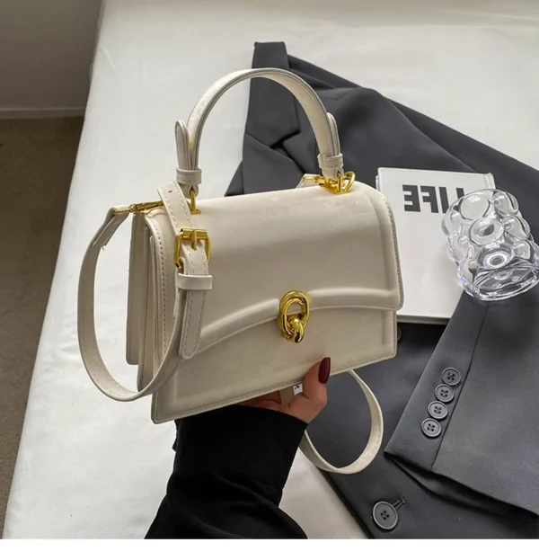 sac à main design en velours