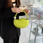 sac à main rose poudré à la mode