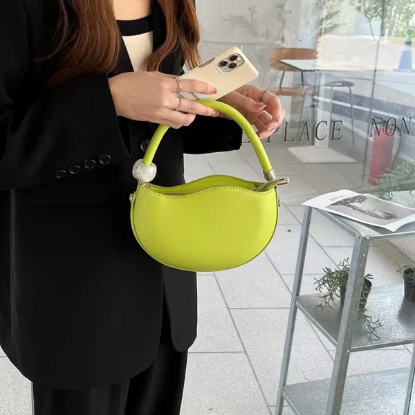 sac à main rose poudré à la mode