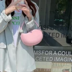 sac à main demi-lune rose poudré élégance minimaliste