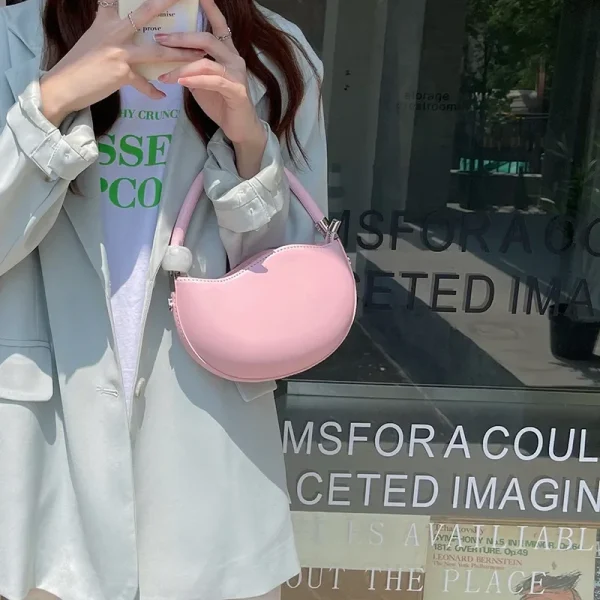 sac à main demi-lune rose poudré élégance minimaliste