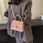 sac à main rose au style romantique