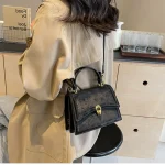 sac à main rose avec fermeture dorée