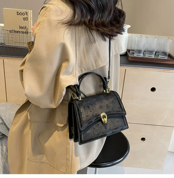 sac à main rose avec fermeture dorée