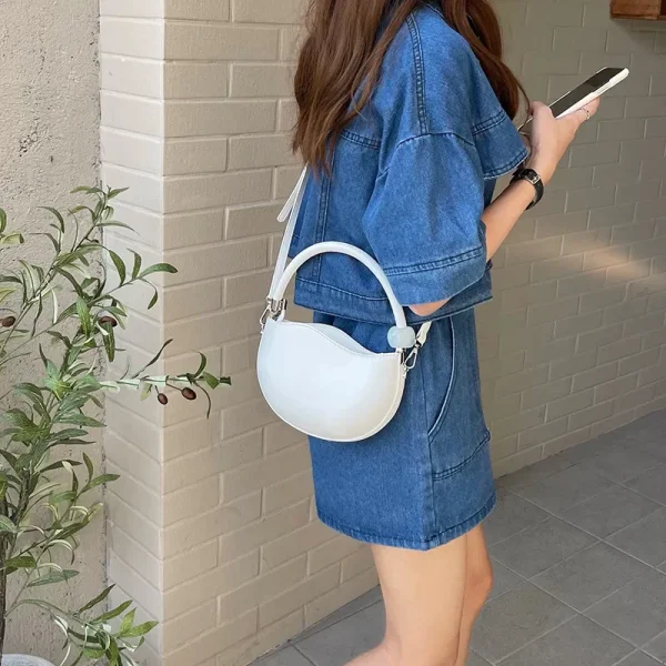 sac à main demi-lune rose poudré avec texture