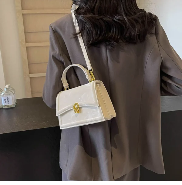 sac à main en velours rose à la mode