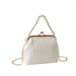 Un sac blanc avec une poignée en perles