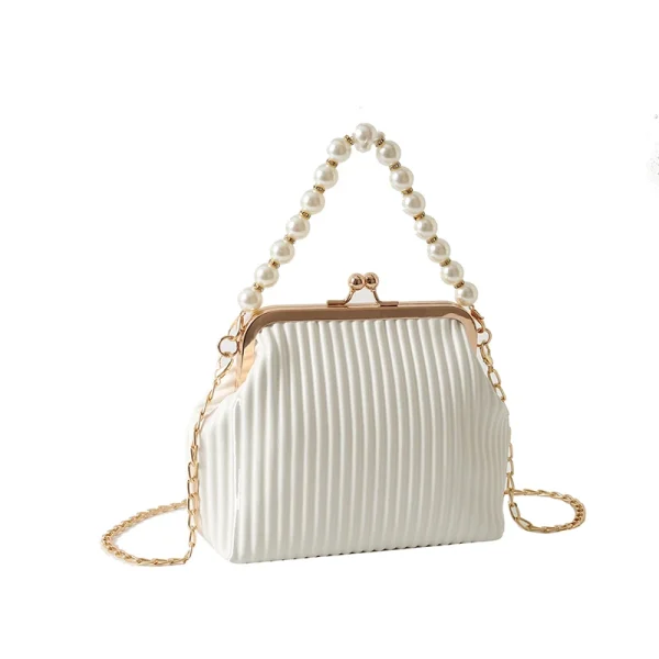 Un sac blanc avec une poignée en perles