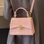 sac à main rose en velours avec boucle dorée