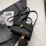 sac à main rose en velours pour cadeau