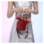 accessoire tendance sac en vernis rouge