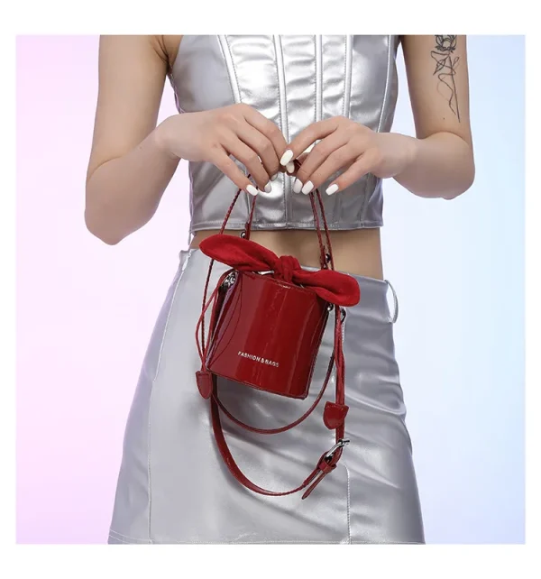 accessoire tendance sac en vernis rouge