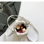 sac rouge avec finition vernie