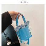 sac designer rouge avec détail en nœud