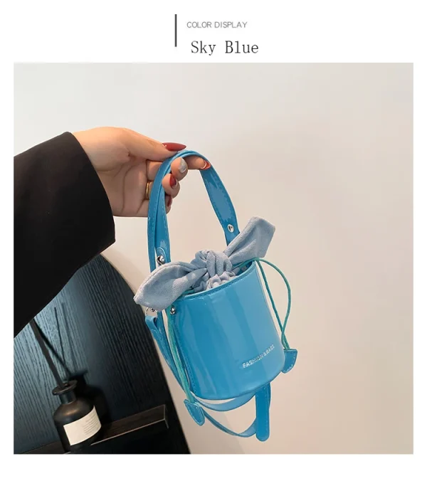 sac designer rouge avec détail en nœud