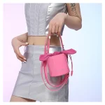 sac vernis avec lanière rouge