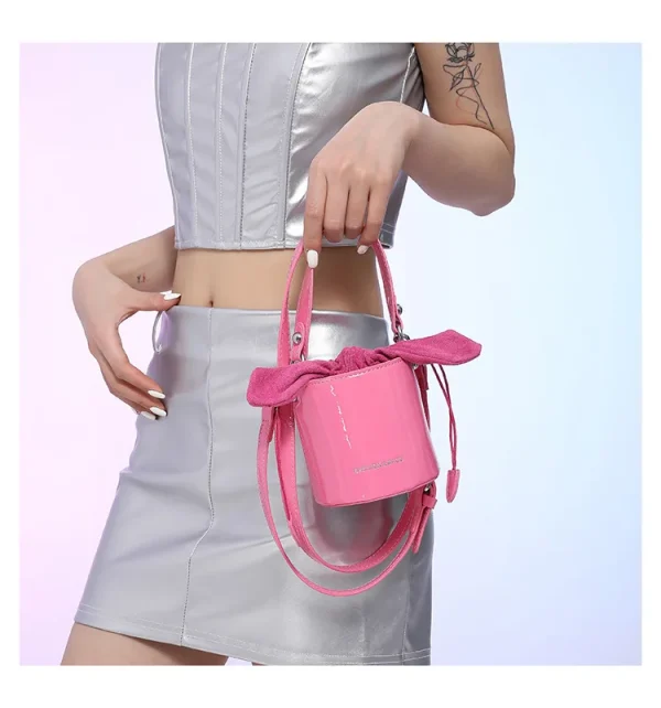 sac vernis avec lanière rouge