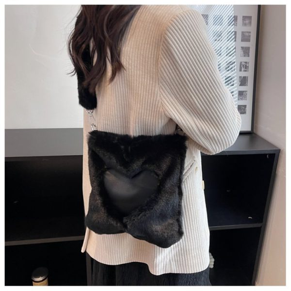 sac coloré fausse fourrure rouge