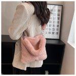 sac en fausse fourrure rouge vif