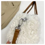 sac à l'allure moderne écru