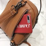 sac à dos en cuir noir distinctif pour femme