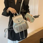 Petit Sac à Dos Argenté Brillant - Design Moderne et Élégant