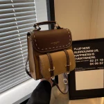 sac à dos en cuir pour un look rétro