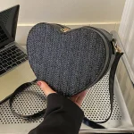 sac d'été tressé en forme de cœur