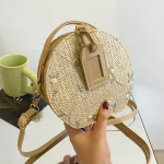 sac rond coloré en paille pour l'été