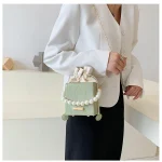 Petit sac chic avec détails en perles