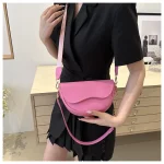 sac à main coloré avec sangle ajustable