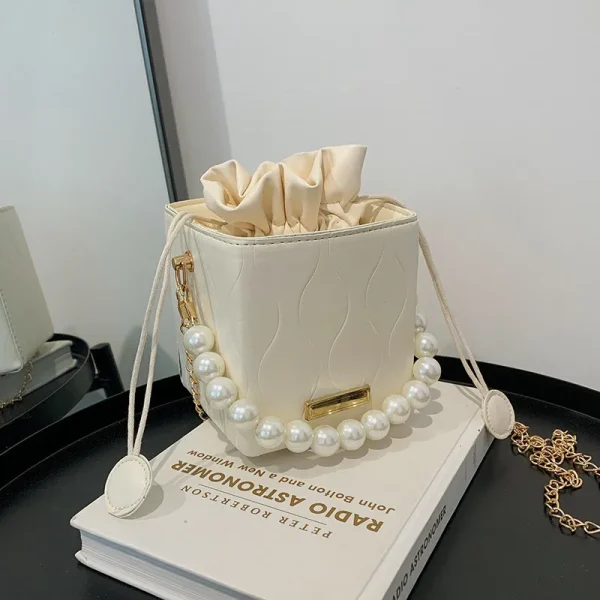 Petit sac de soirée en perles avec bandoulière