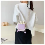 Sac de soirée design en perles et métal